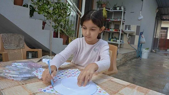 Pandemi sürecinde babaannesinden öğrendi, arkadaşları için maske dikti