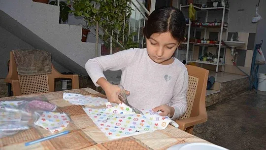 Pandemi sürecinde babaannesinden öğrendi, arkadaşları için maske dikti
