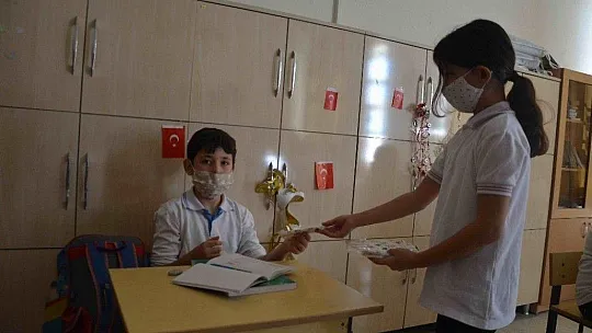 Pandemi sürecinde babaannesinden öğrendi, arkadaşları için maske dikti