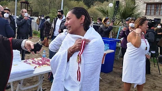 Pandemide hayatını kaybeden sağlık çalışanları için kulaç attılar