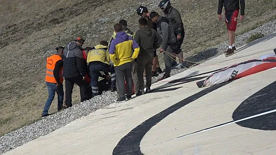 Festivalde iki paraşüt pilotu yaralandı