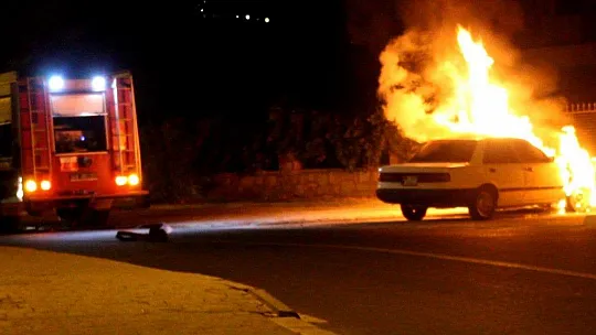 Park halinde alev alan otomobil kullanılamaz hale geldi