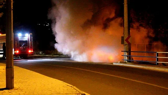Park halinde alev alan otomobil kullanılamaz hale geldi
