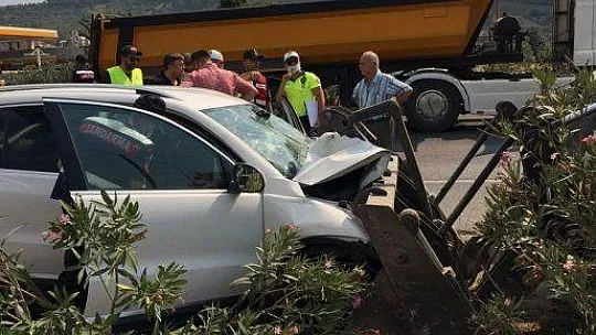 Park halindeki kepçeye çarptı