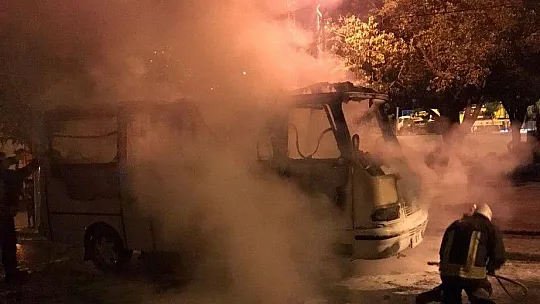 Park halindeki minibüs yanarak küle döndü