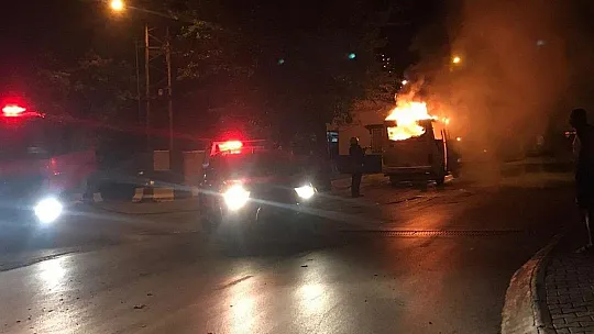 Park halindeki minibüs yanarak küle döndü