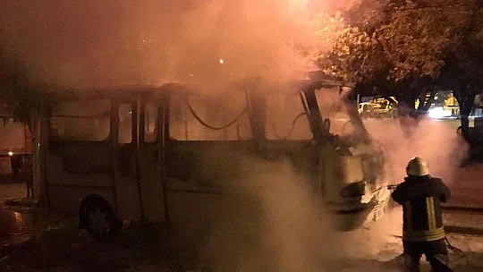 Park halindeki minibüs yanarak küle döndü