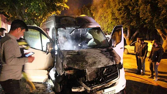 Park halindeki minibüs yandı