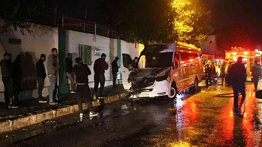 Park halindeki minibüs yandı