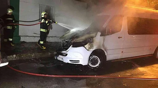 Park halindeki minibüs yandı