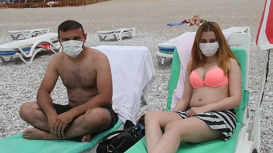 ÖLÜDENİZ'DE MASKELİ GÜNEŞLENDİLER