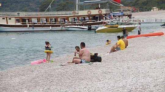 ÖLÜDENİZ'DE MASKELİ GÜNEŞLENDİLER