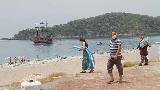 ÖLÜDENİZ'DE MASKELİ GÜNEŞLENDİLER