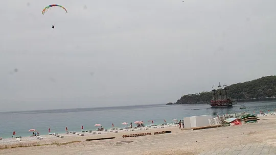 ÖLÜDENİZ'DE MASKELİ GÜNEŞLENDİLER