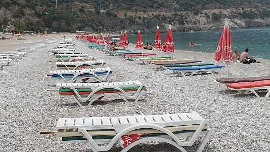 ÖLÜDENİZ'DE MASKELİ GÜNEŞLENDİLER