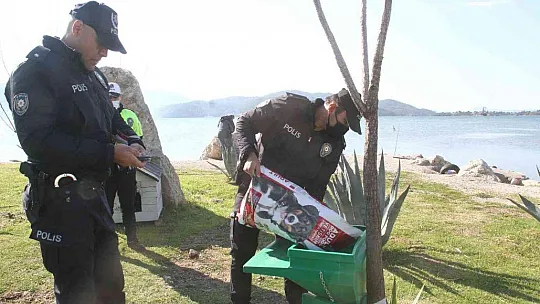 Polis ekipleri zorlu kış şartlarında sokak hayvanlarını unutmadı