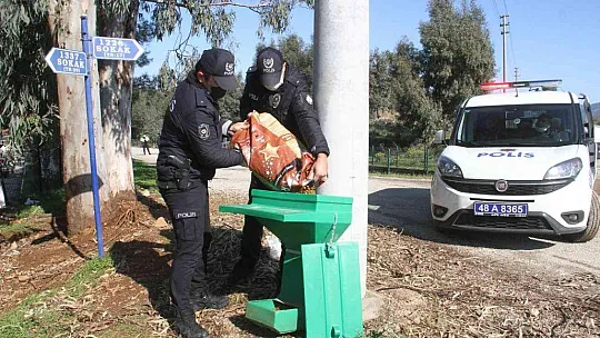 Polis ekipleri zorlu kış şartlarında sokak hayvanlarını unutmadı