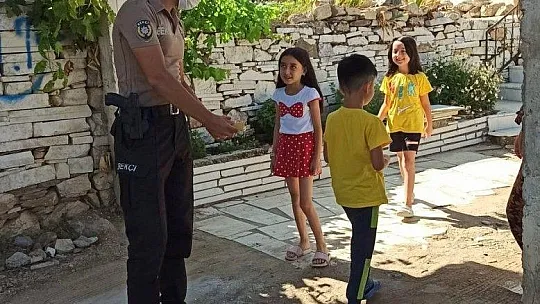 Polis ekiplerinden çocuklara bayram şekeri
