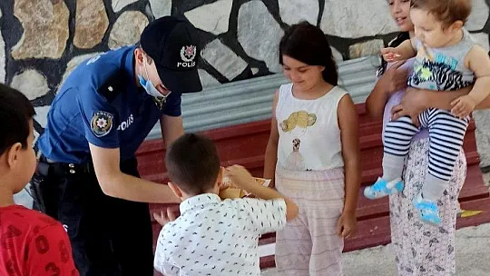 Polis ekiplerinden çocuklara bayram şekeri