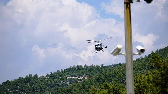Polis helikopterini görünce emniyet kemerini taktı