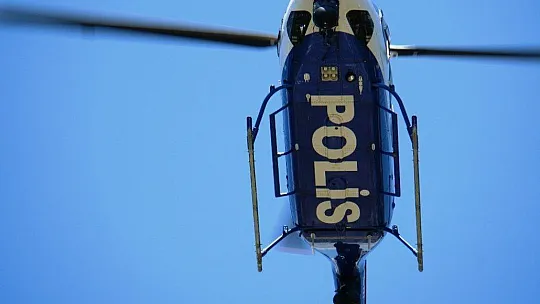 Polis helikopterini görünce emniyet kemerini taktı