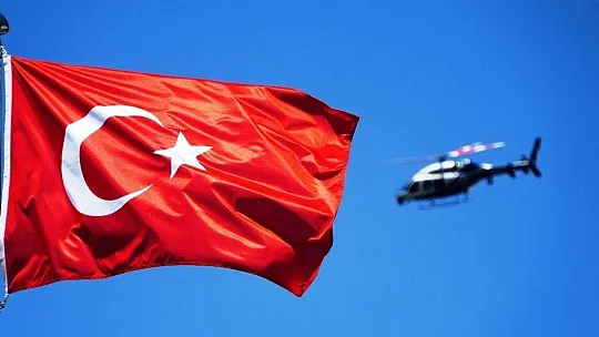 Polis helikopterini görünce emniyet kemerini taktı