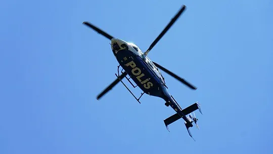 Polis helikopterini görünce emniyet kemerini taktı