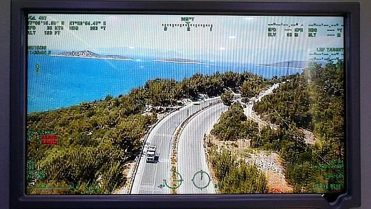 Polis helikopterini görünce emniyet kemerini taktı