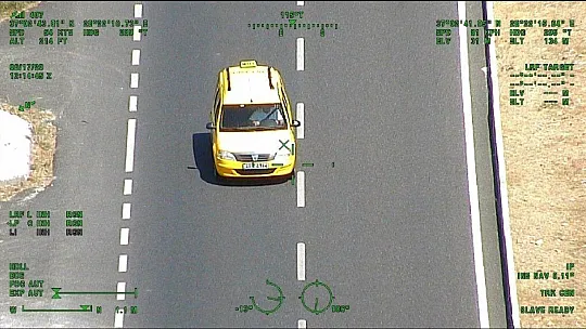 Polis helikopterini görünce emniyet kemerini taktı