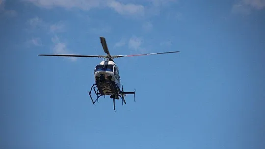 Polis helikopterini görünce emniyet kemerini taktı