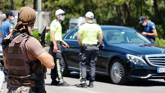 Polis helikopterini görünce emniyet kemerini taktı