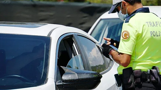 Polis helikopterini görünce emniyet kemerini taktı