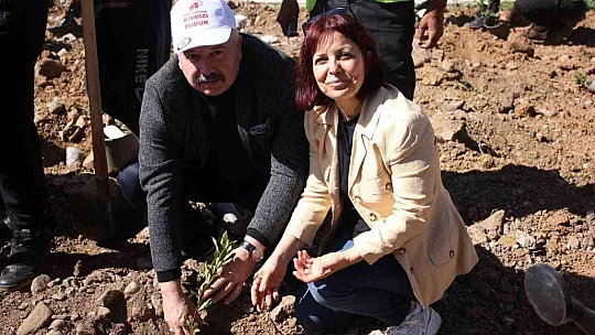 Polisler aileleri ile yanan alanlara fidan diktiler
