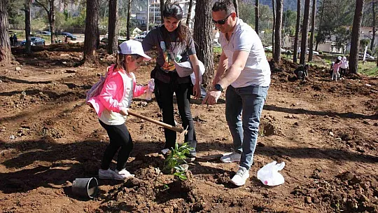Polisler aileleri ile yanan alanlara fidan diktiler