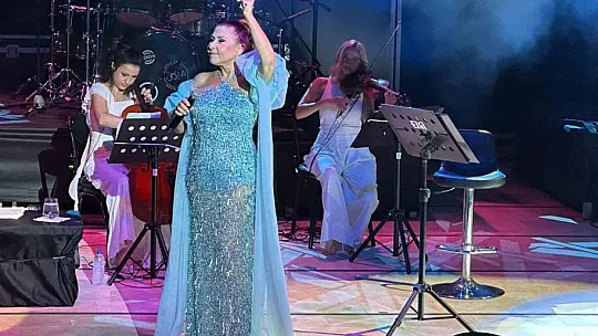 Pop müziğin güçlü sesi Nilüfer konserde kulakların pasını aldı