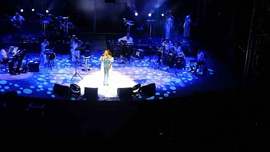Pop müziğin güçlü sesi Nilüfer konserde kulakların pasını aldı