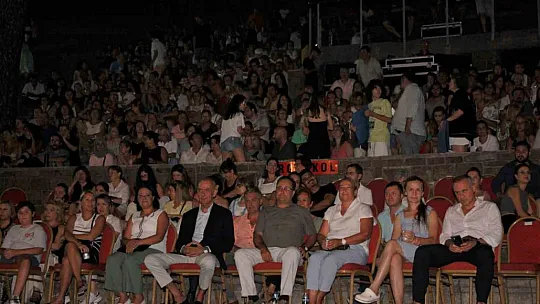 Pop müziğin güçlü sesi Nilüfer konserde kulakların pasını aldı