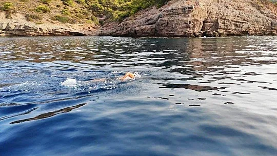 Rekortmen yüzücünün 29 kilometrelik 'Cumhuriyet Yüzüşü' başladı