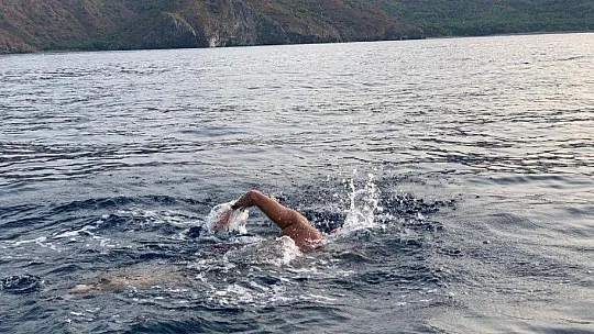 Rekortmen yüzücünün 29 kilometrelik 'Cumhuriyet Yüzüşü' başladı
