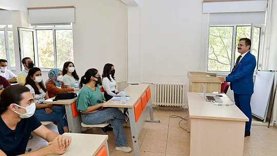 Rektör Çiçek Diş Hekimliği Fakültesi'nde ilk derse katıldı