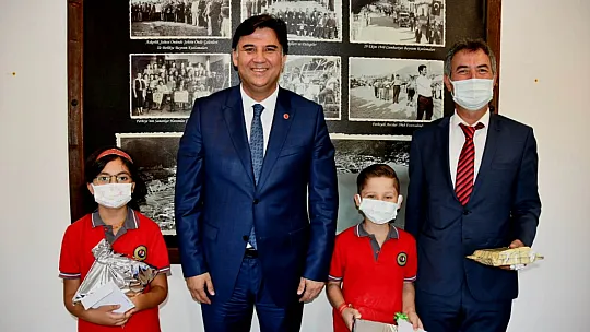 Öğrencilerden Karaca'ya ilköğretim haftası ziyareti