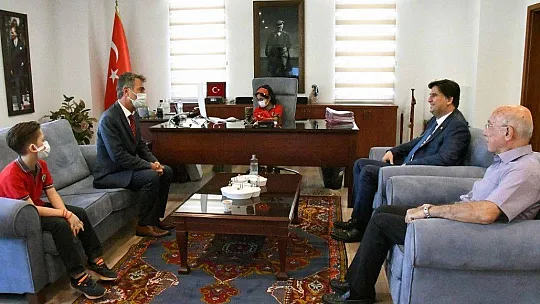 Öğrencilerden Karaca'ya ilköğretim haftası ziyareti
