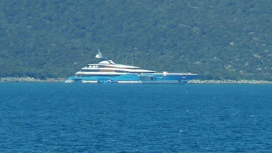 Rus milyarderin mavi sarayı Bodrum'a demir attı