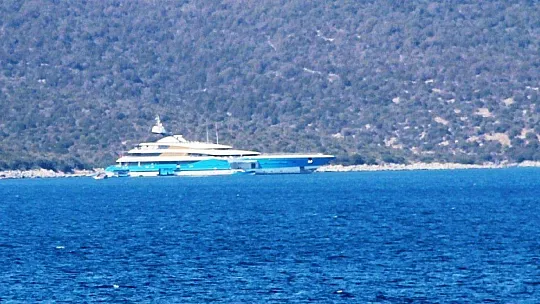 Rus milyarderin mavi sarayı Bodrum'a demir attı