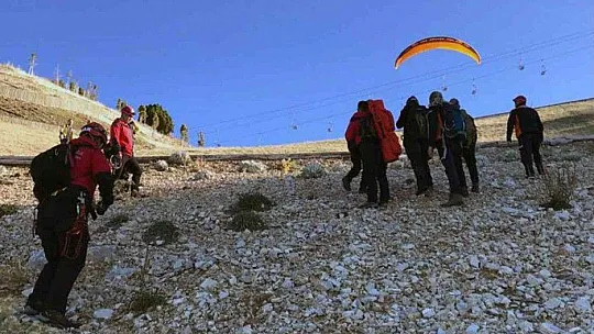Rus paraşütçü kayalıklara düştü