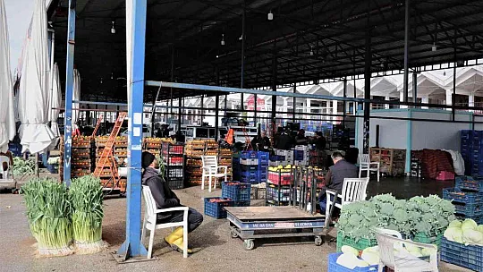 Rusya'nın Ukrayna operasyonu Antalya halinde fiyatları yüzde 50'ye yakın düşürdü