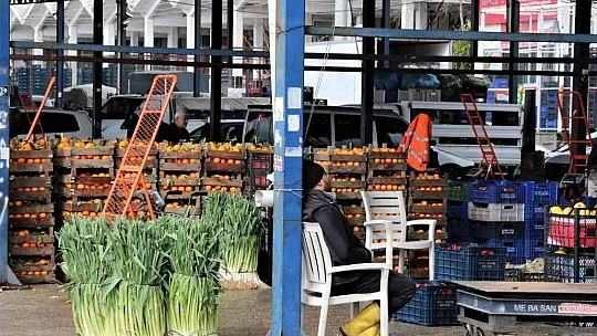 Rusya'nın Ukrayna operasyonu Antalya halinde fiyatları yüzde 50'ye yakın düşürdü