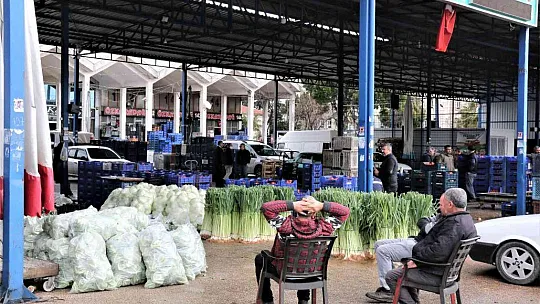 Rusya'nın Ukrayna operasyonu Antalya halinde fiyatları yüzde 50'ye yakın düşürdü
