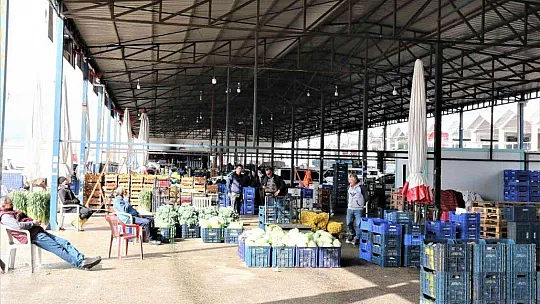 Rusya'nın Ukrayna operasyonu Antalya halinde fiyatları yüzde 50'ye yakın düşürdü