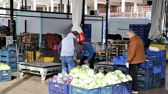 Rusya'nın Ukrayna operasyonu Antalya halinde fiyatları yüzde 50'ye yakın düşürdü